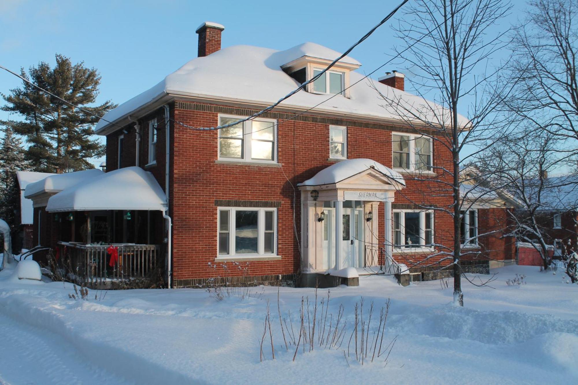 Maison Sherman's House Bed & Breakfast *